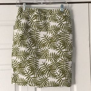 Green and white patterned pencil skirt